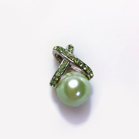 🔥4/$20 Green faux pearl and crystal rhinestone pendant - Picture 1 of 2